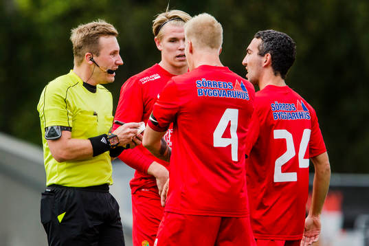 Domaren i diskussion med Torslandas spelare