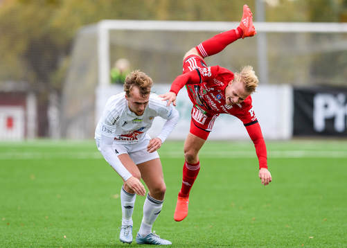 s Henrik Millbert kolliderar med Team TGs Linus Marklund