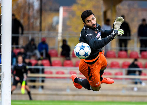 Team TGs målvakt Ahmed Al-Frali räddar ett skott från