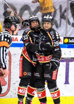 Luleås Emma Nordin (h) jublar