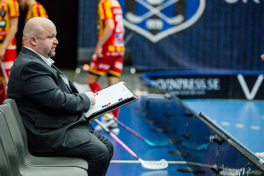 Helsingborgs tränare Mika Ahonen blir sittandes på