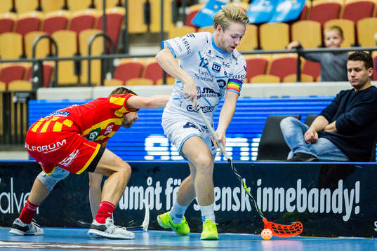 Warbergs Filip Stenmark tar sig förbi Helsingborgs Hampus