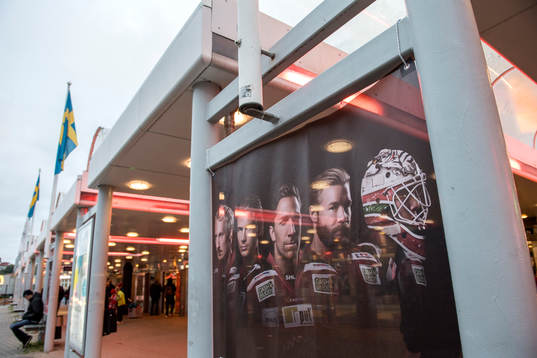En bild på Frölundaspelare utanför Scandinavium