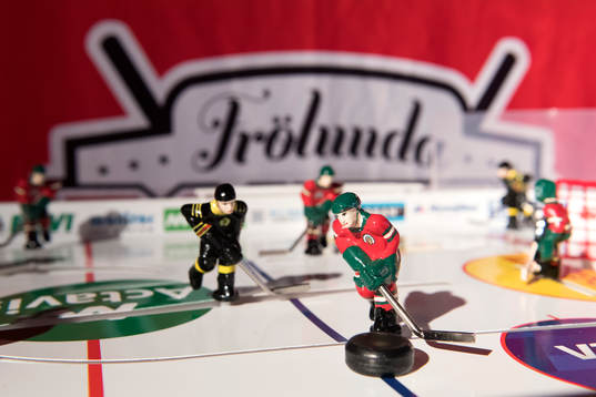 En miniatyrhockeyspelare i Frölundatröja