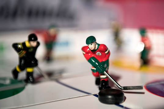 En miniatyrhockeyspelare i Frölundatröja