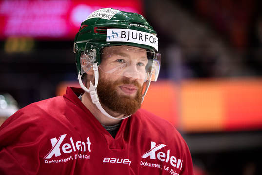 Frölundas Robin Figren värmer upp innan matchen i SHL