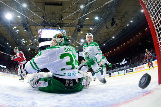 Frölundas Joel Lundqvist gör 2-0 bakom Rögles målvakt