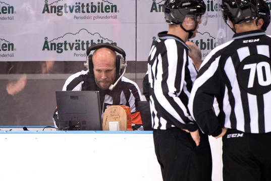 Domare Marcus Linde tittar på en situation