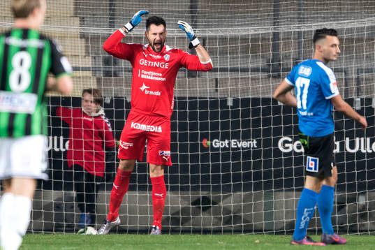 Halmstads målvakt Stojan Lukic reagerar