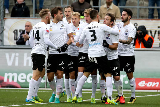 Örebros Nordin Gerzic jublar med lagkamrater