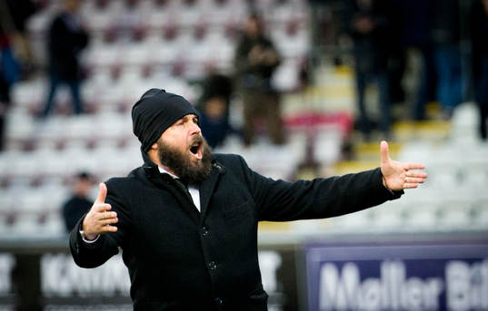 Örebros tränare Alexander Axén jublar