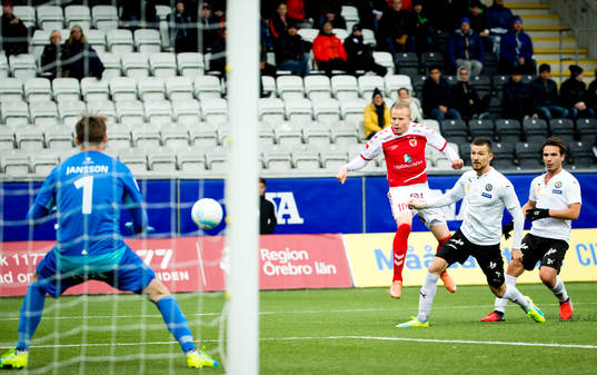 Kalmars Tobias Eriksson och Örebros målvakt Oscar Jansson
