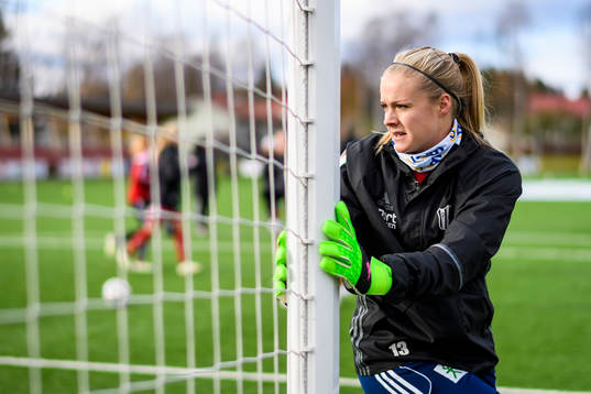 Piteås målvakt Hilda Carlén värmer upp