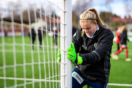 Piteås målvakt Hilda Carlén värmer upp