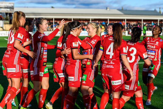 Piteås Tempest-Marie Norlin kramas om av Irma Helin