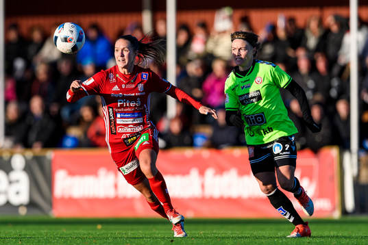Piteås Felicia Karlsson jagas av Kristianstads Sif
