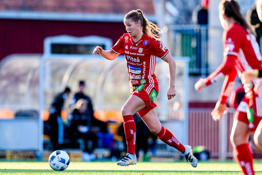 Piteås Nina Jakobsson med bollen
