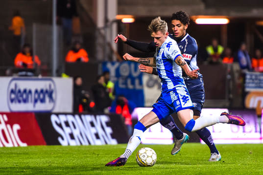 Gefles Joshua Nadeau försöker försvara mot IFK