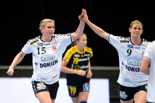 Esbjergs Jenny Alm jublar med Rikke Riber Zachariassen