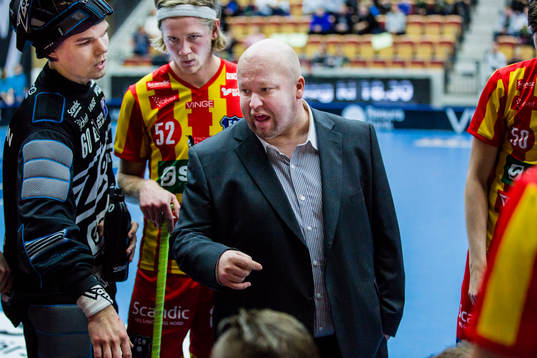 Helsingborgs tränare Mika Ahonen  instruerar spelarna