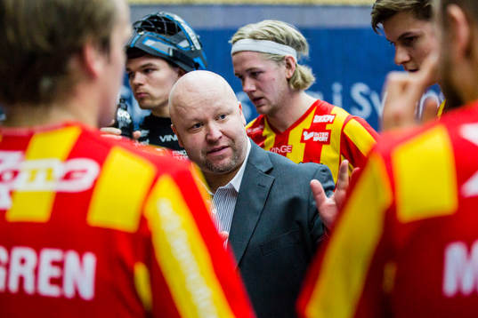 Helsingborgs tränare Mika Ahonen  instruerar spelarna