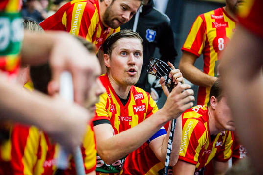 Helsingborgs Mika Kohonen översätter vad tränare Mika
