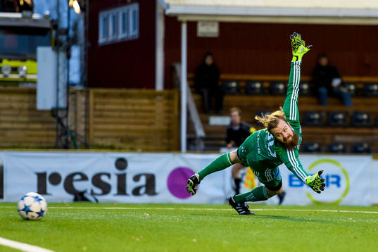 s James Burgin (ej i bild) skott från att gå i mål
