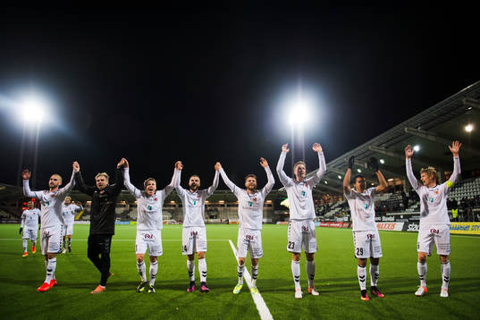 Kalmars spelare jublar med de tillresta supportrarna