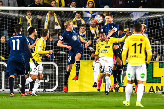 Malmö FFs Kari Arnason rensar bort bollen i straffområdet