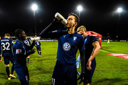 Malmö FFs Alexander Jeremejeff dricker vatten före