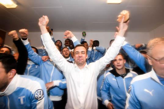 Malmö FFs tränare Allan Kuhn jublar i omklädningsrummet