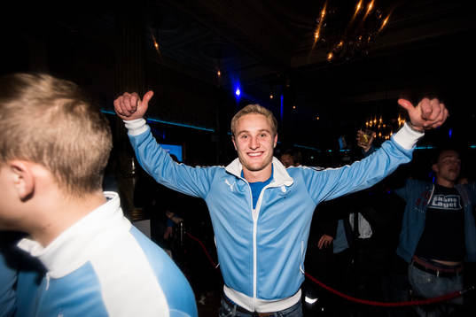 Malmö FFs Franz Brorsson firar med laget och supportrar