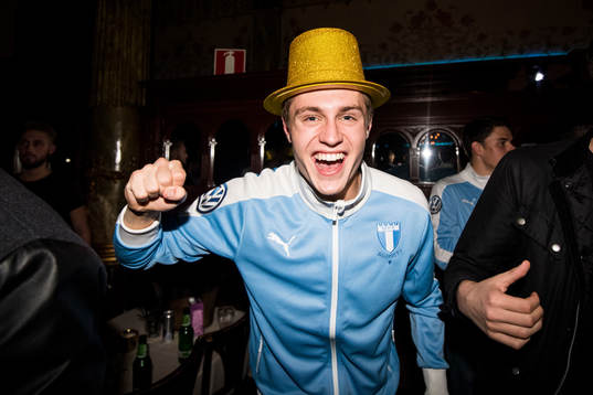 Malmö FFs Mattias Svanberg firar med laget och supportrar
