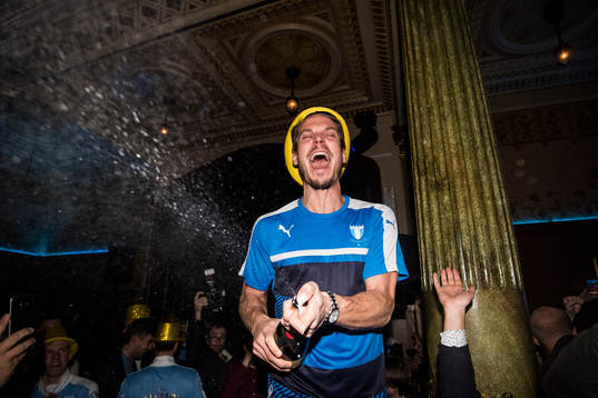 Malmö FFs Markus Rosenberg sprutar champagne och firar med