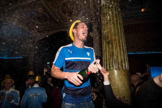 Malmö FFs Markus Rosenberg sprutar champagne och firar med