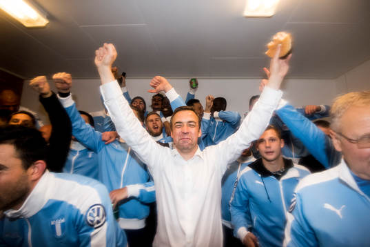 Malmö FFs tränare Allan Kuhn jublar i omklädningsrummet