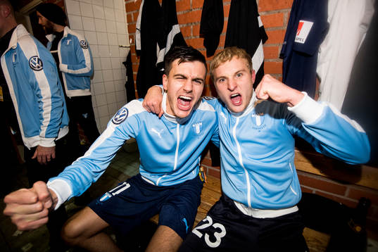 Malmö FFs Alexander Jeremejeff och Franz Brorsson jublar i