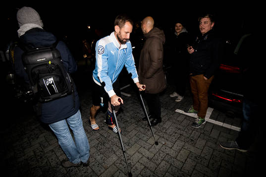 Malmö FFs målvakt Johan Wiland på kryckor när laget