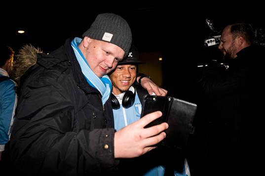 Malmö FFs Tobias Sana tar selfie med supporter när laget