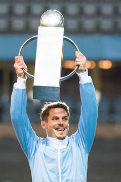 Malmö FFs Markus Rosenberg lyfter en pokal