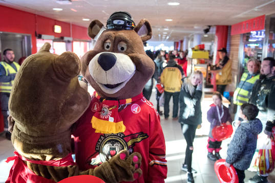 Luleås maskot går runt bland publiken innan