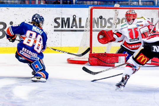 Växjös Adam Brodecki skjuter mot Örebros målvakt Julius