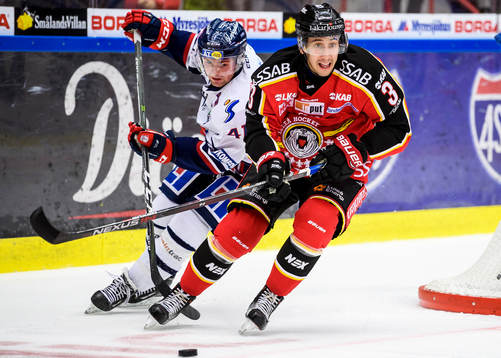 Luleås Daine Todd med pucken jagas av Linköpings Broc