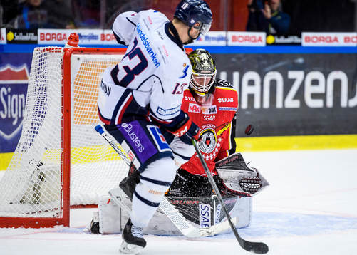 Luleås målvakt Joel Lassinatti räddar ett skott