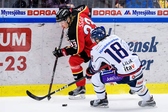 Luleås Christopher Mastomäki med pucken jagas av