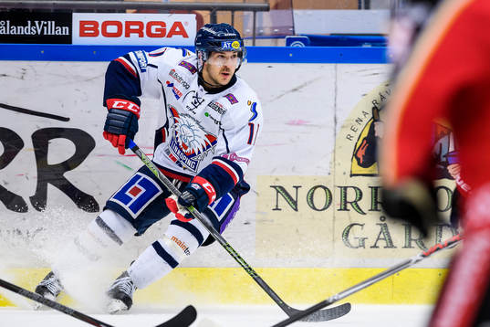 Linköpings Garret Roe med pucken