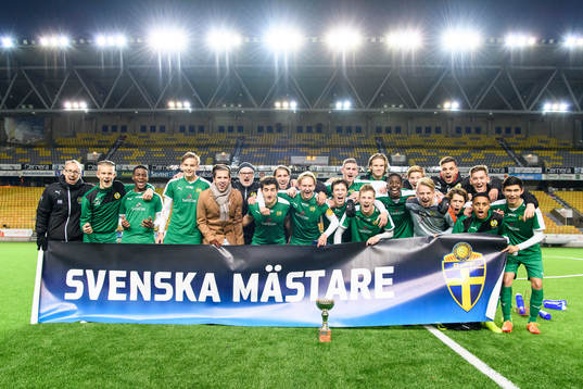 Svenska U17 mästarna Hammarby jublar med Svenska mästare