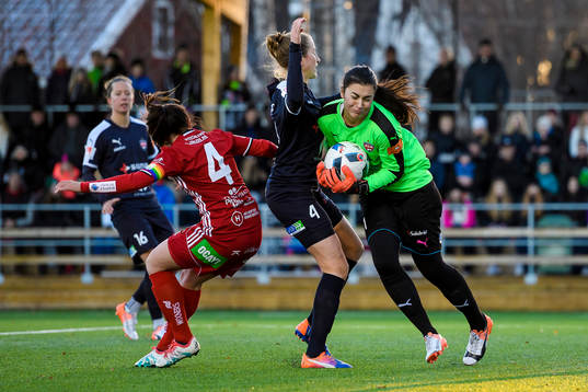 Piteås Josefin Johansson är framme och oroar framför