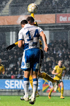 Elfsborgs Jon Jönsson tar med handen i en duell med IFK