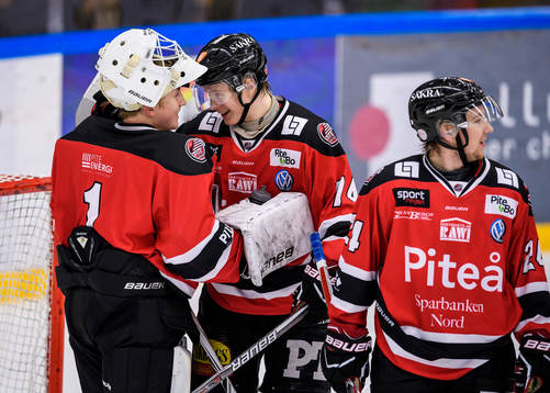 Piteås målvakt Joel Vännström (v) jublar